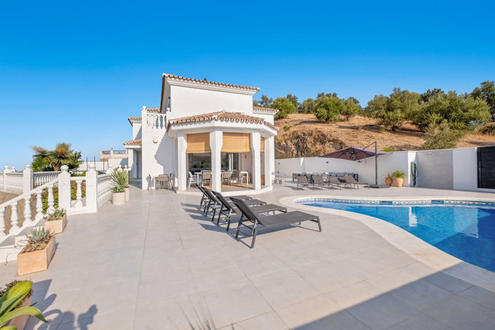 Image No.2-6 Bed Villa for sale
