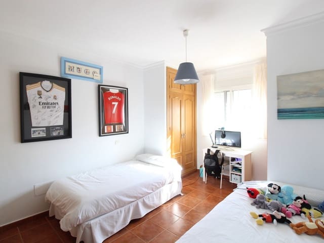 Image No.10-4 Bed Townhouse for sale