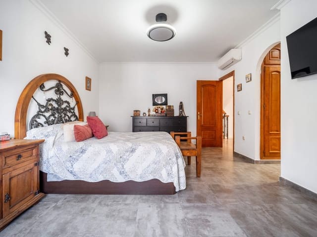 Image No.11-3 Bed Townhouse for sale