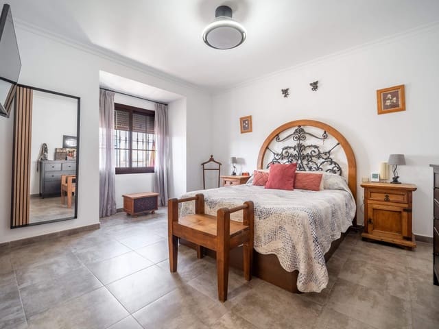 Image No.12-3 Bed Townhouse for sale