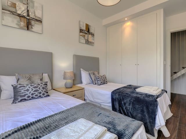 Image No.17-4 Bed Townhouse for sale