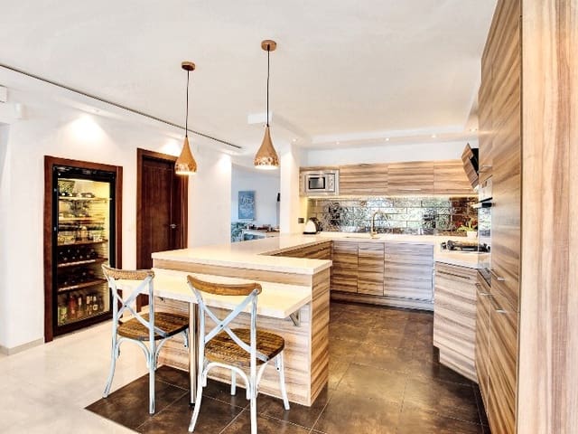 Image No.10-6 Bed Villa for sale