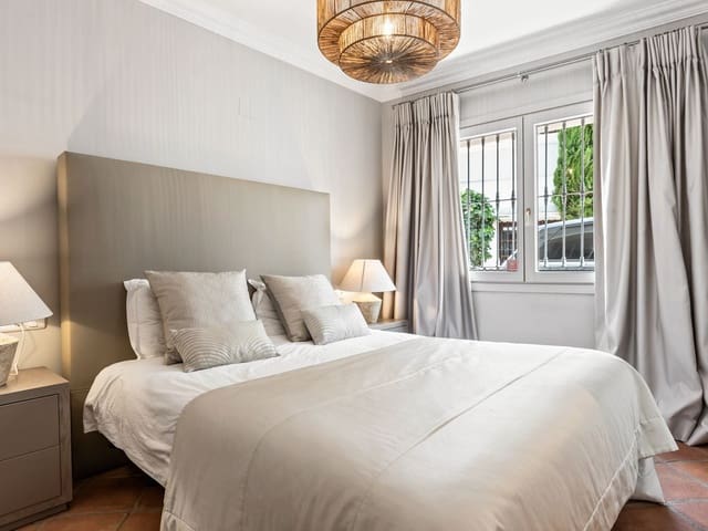 Image No.19-5 Bed Townhouse for sale