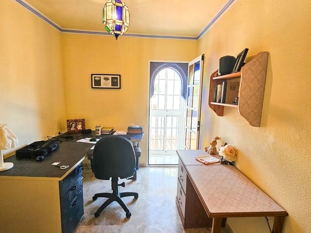 Image No.17-4 Bed Townhouse for sale