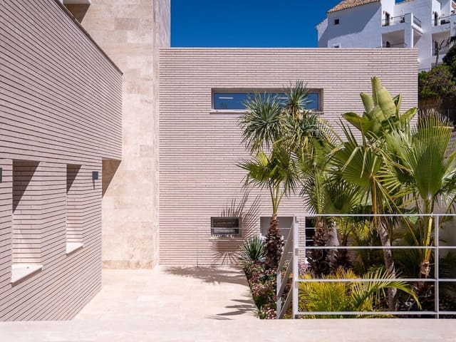 Image No.12-6 Bed Villa for sale