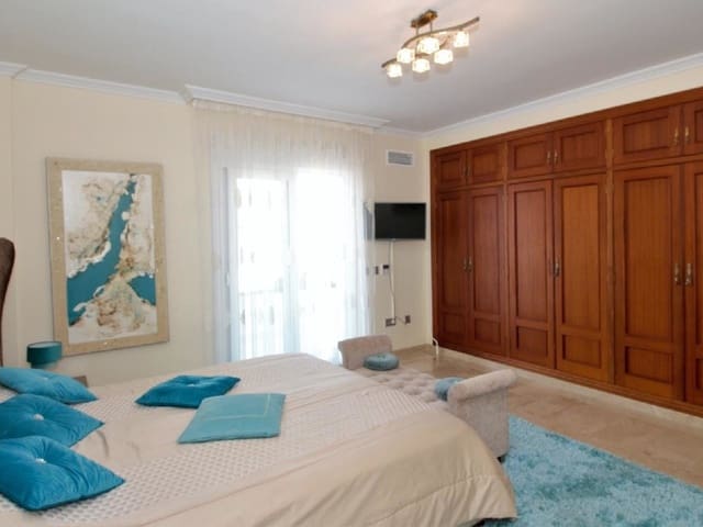 Image No.28-10 Bed Villa for sale