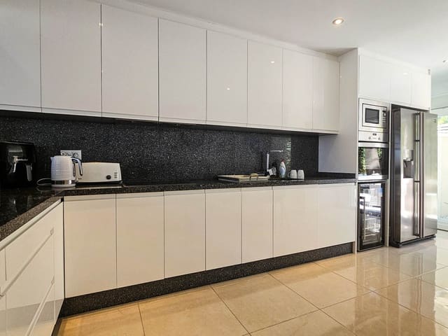 Image No.11-4 Bed Townhouse for sale
