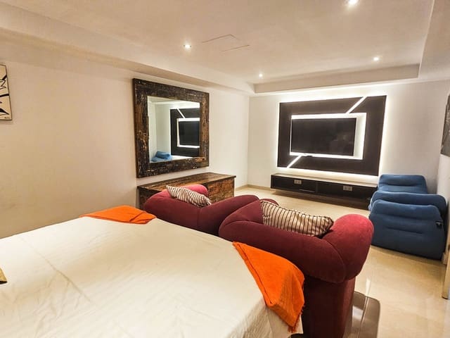 Image No.14-4 Bed Townhouse for sale