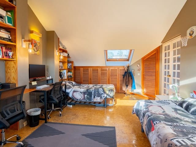Image No.14-4 Bed Townhouse for sale