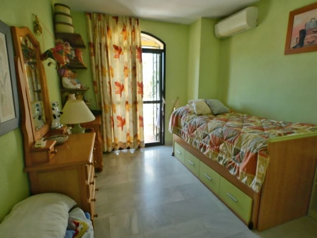 Image No.10-4 Bed Townhouse for sale
