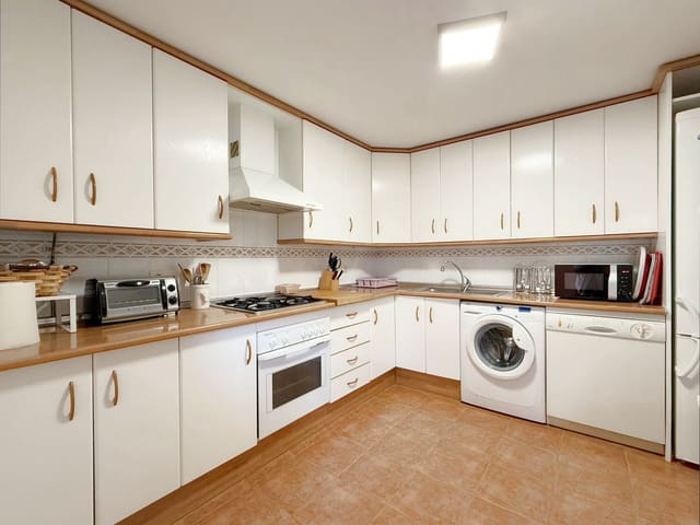 Image No.17-4 Bed Townhouse for sale