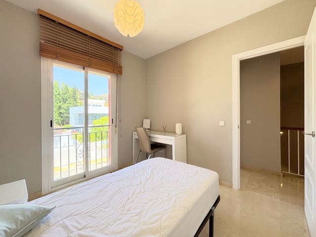 Image No.21-3 Bed Townhouse for sale