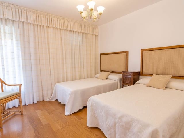 Image No.17-4 Bed Townhouse for sale