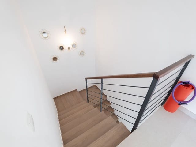 Image No.19-3 Bed Townhouse for sale