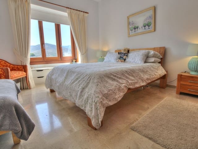 Image No.12-3 Bed Townhouse for sale