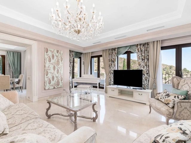 Image No.9-5 Bed Villa for sale