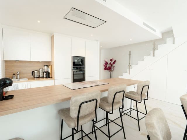 Image No.11-4 Bed Townhouse for sale