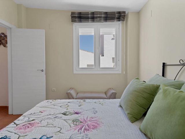 Image No.20-4 Bed Townhouse for sale