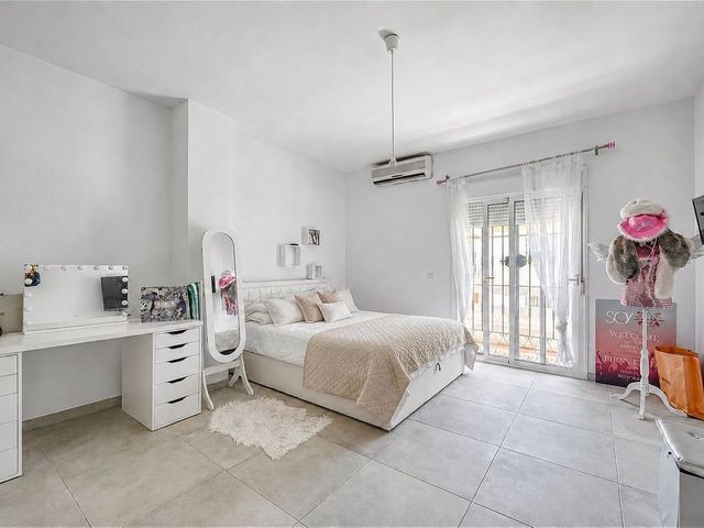 Image No.11-3 Bed Townhouse for sale