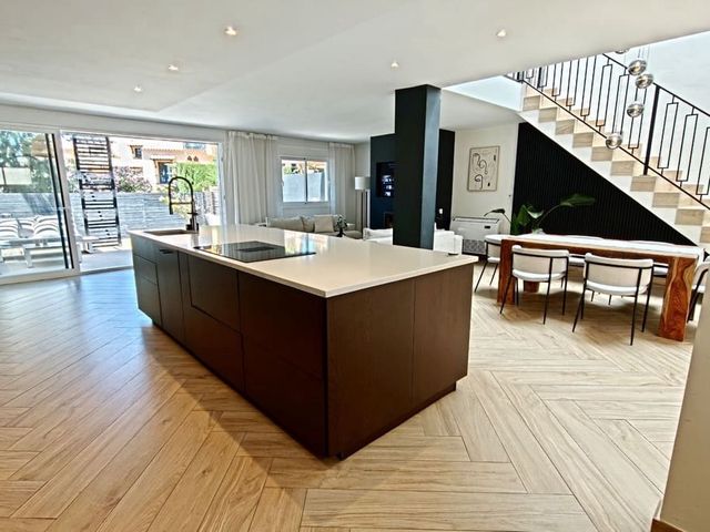 Image No.9-4 Bed Townhouse for sale