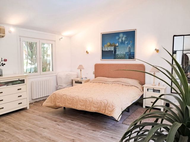 Image No.10-7 Bed Villa for sale