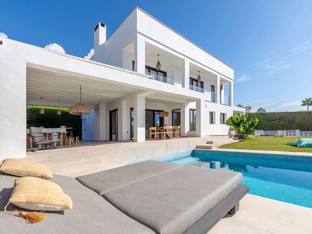 Image No.2-4 Bed Villa for sale