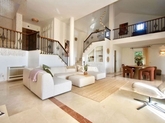 Image No.10-3 Bed Villa for sale