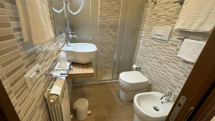 Image No.19-16 Bed Hotel for sale