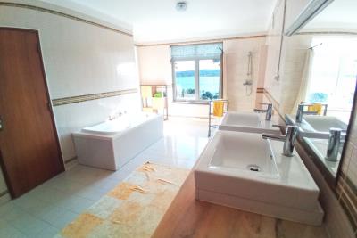 16-Bathroom
