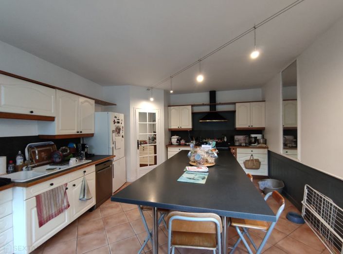 Image No.2-10 Bed Property for sale