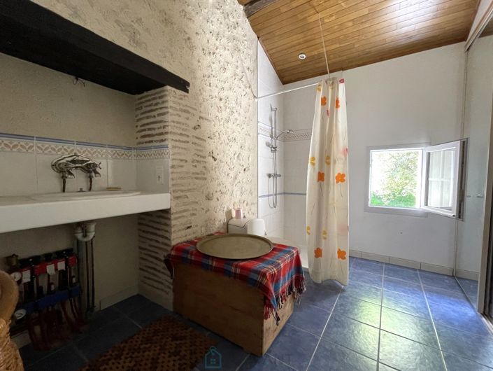 Image No.25-5 Bed Property for sale