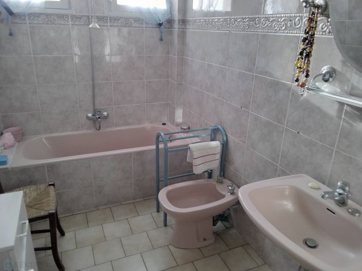 Image No.12-5 Bed Property for sale