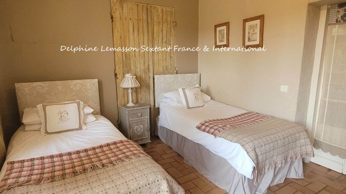 Image No.23-7 Bed Property for sale