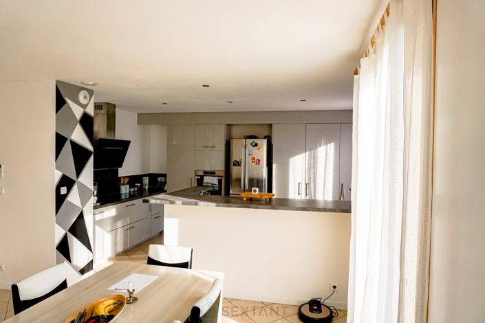 Image No.20-5 Bed Property for sale