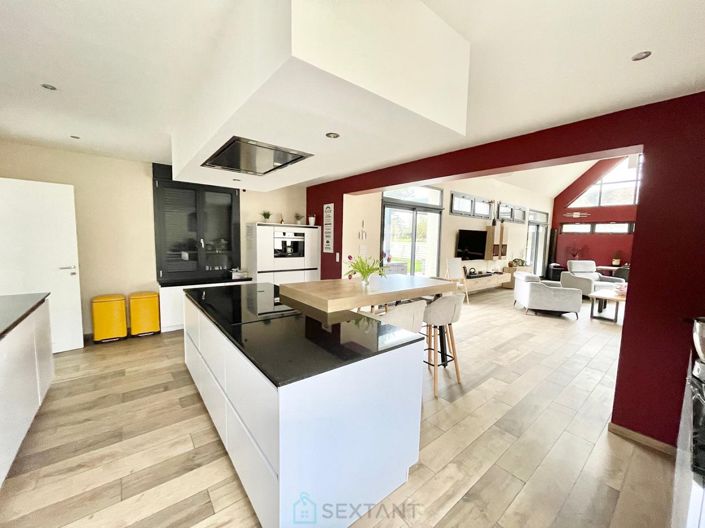 Image No.3-5 Bed Property for sale