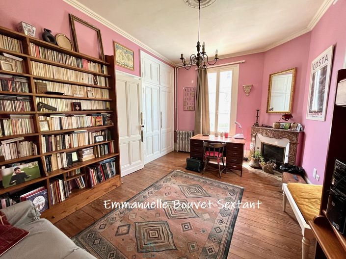 Image No.1-6 Bed Property for sale