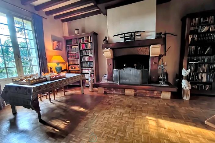 Image No.8-6 Bed House for sale