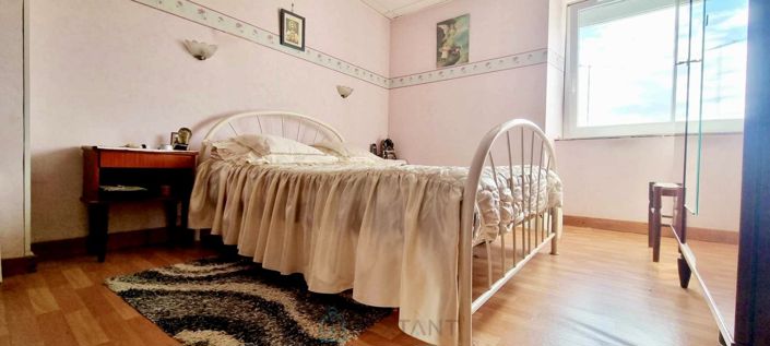 Image No.12-2 Bed Property for sale