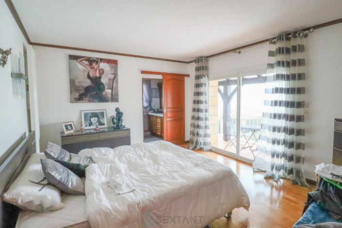 Image No.20-6 Bed Property for sale