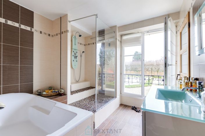 Image No.10-7 Bed Property for sale