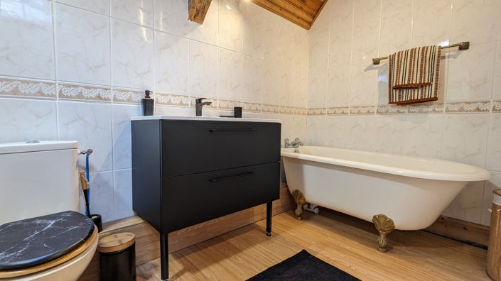 Image No.12-3 Bed Property for sale