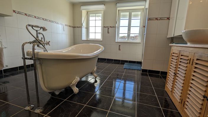 Image No.29-5 Bed Property for sale