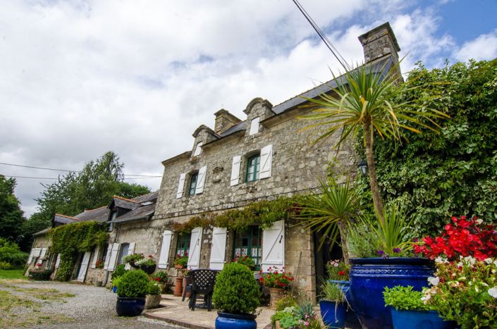 Image No.10-8 Bed Property for sale