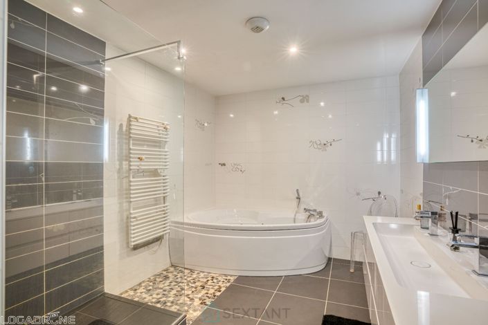 Image No.7-5 Bed Property for sale