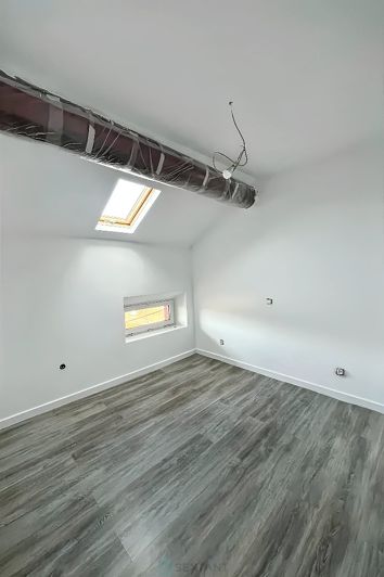 Image No.8-6 Bed House for sale