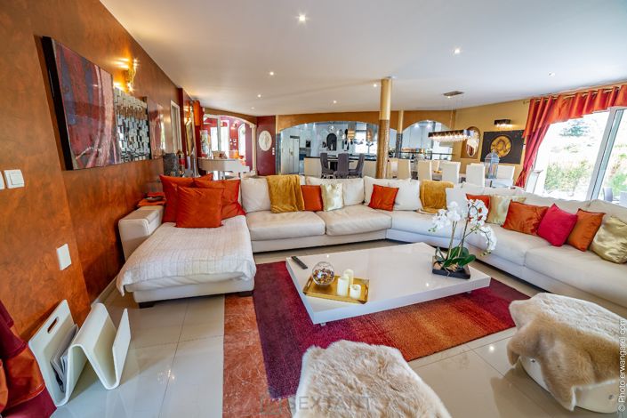 Image No.12-10 Bed Villa for sale