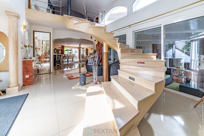 Image No.6-10 Bed Villa for sale