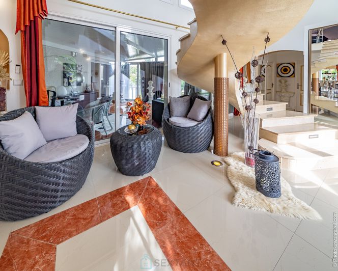 Image No.8-10 Bed Villa for sale