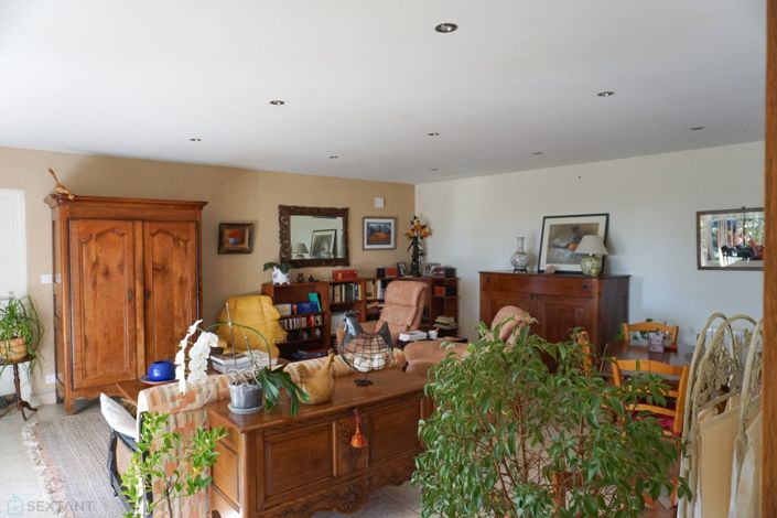 Image No.10-5 Bed Property for sale