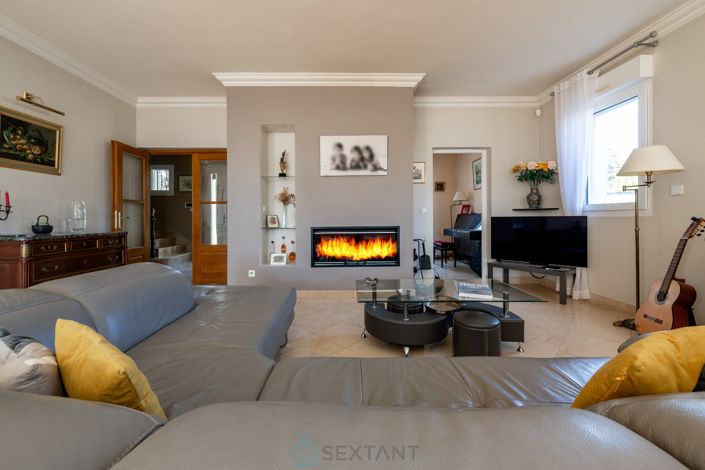 Image No.8-5 Bed Property for sale